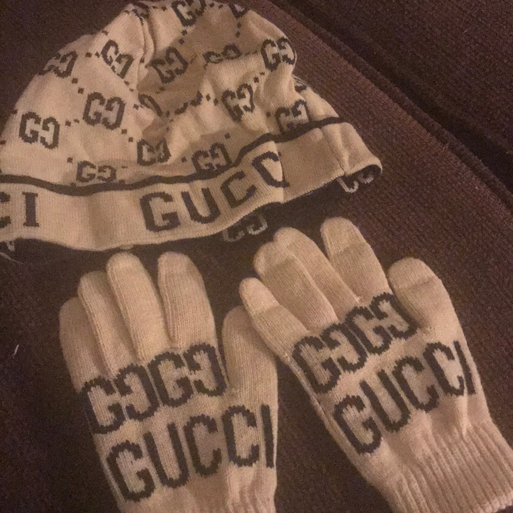 Gucci Beanie and matching gloves 100% authentic